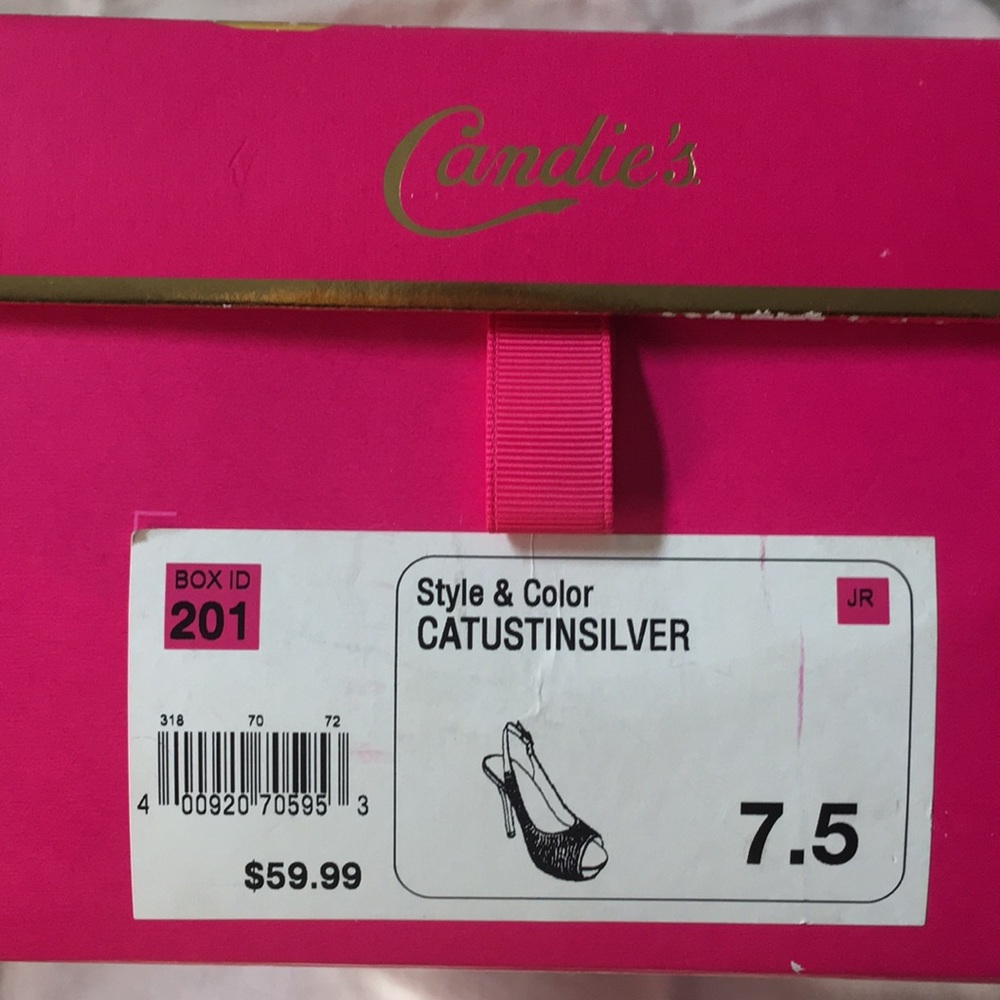 Silver Heels - Picture 7 of 7
